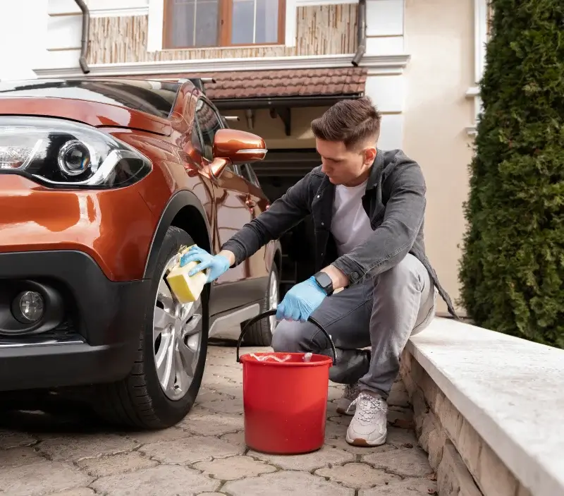 Lavage auto à domicile La Chapelle-la-Reine : professionnel intervenant sur un véhicule